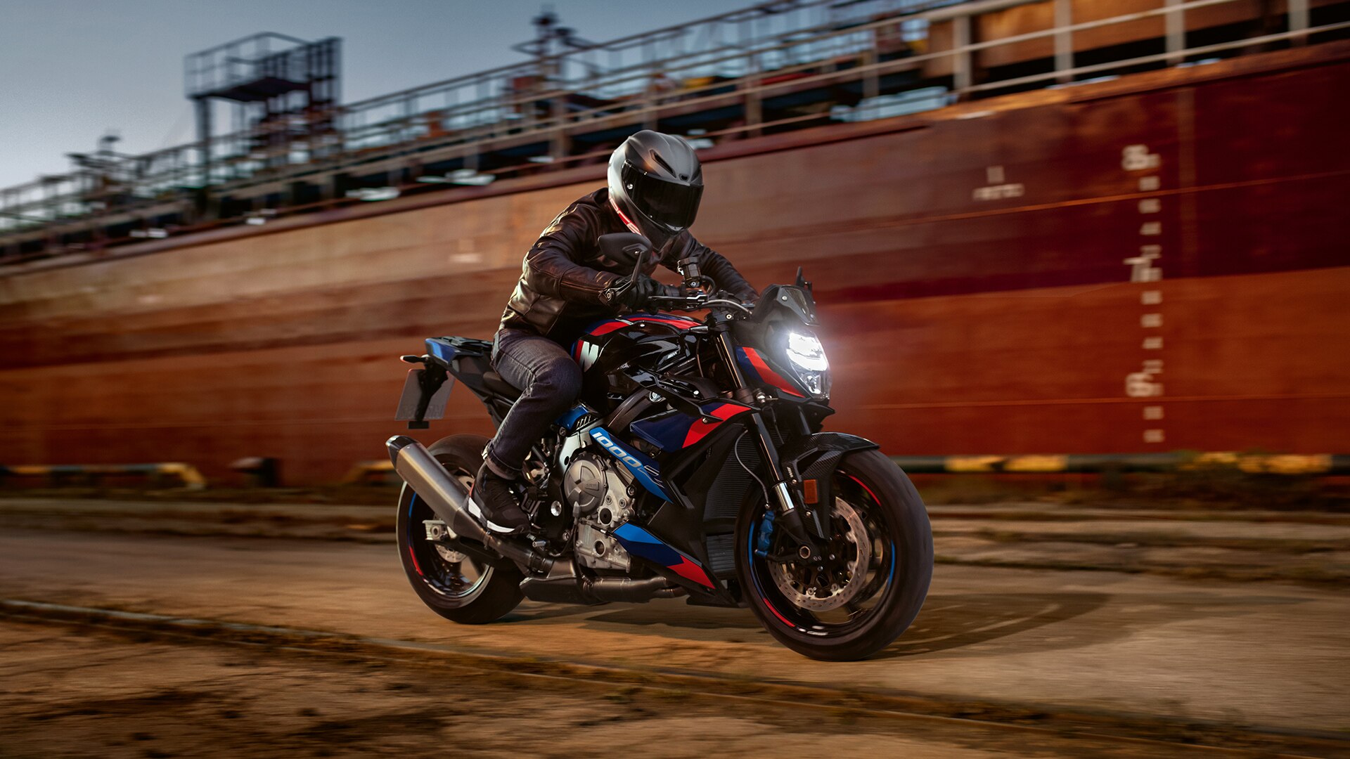 M 1000 R-i, BMW Motorradi hüperdünaamilise rotsteri video YouTube’is