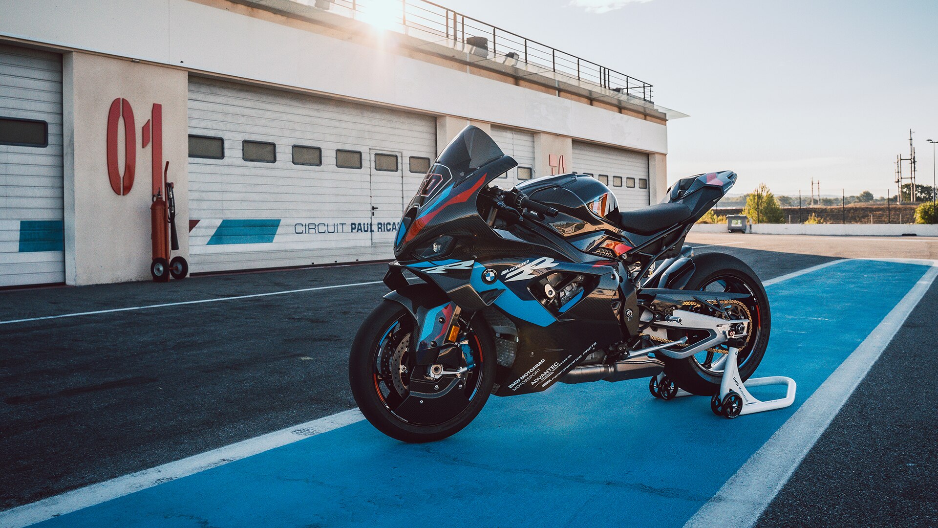 M 1000 RR-i, BMW Motorradi võidusõidurajale mõeldud superbike’i video YouTube’is