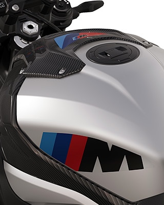 BMW Motorrad M 1000 R kütusepaak M-värvides dekoratiivteibiga.
