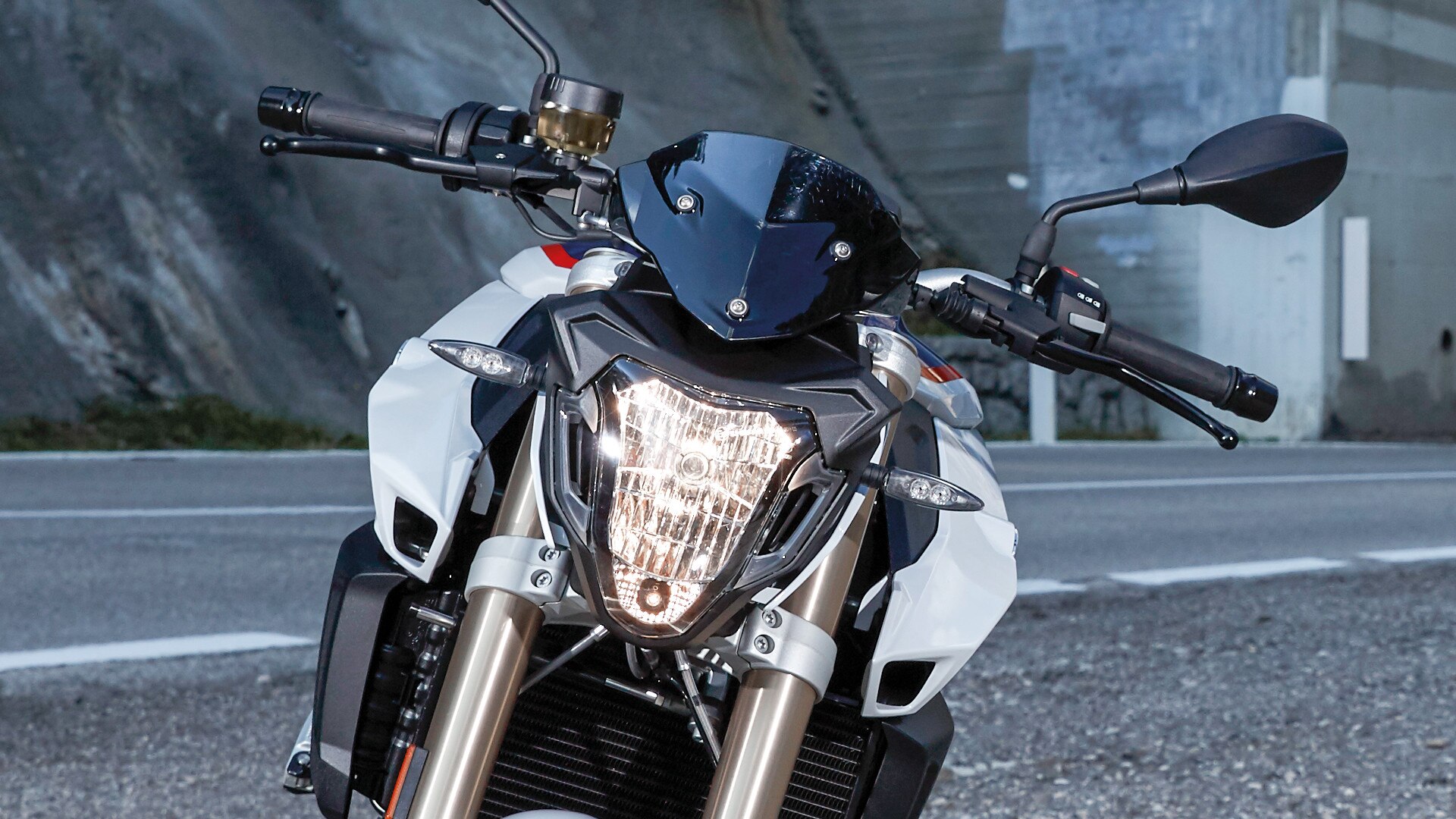 F 800 R-i iseloomulik esiosa
