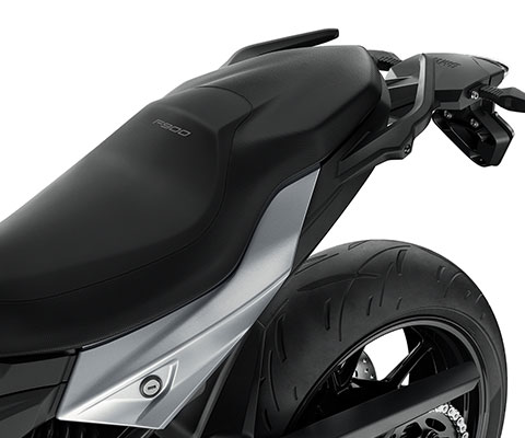 Näeme F 900 R-i istet. See kohandub kõigi sõitjate järgi tänu kuuele istmekõrgusele.