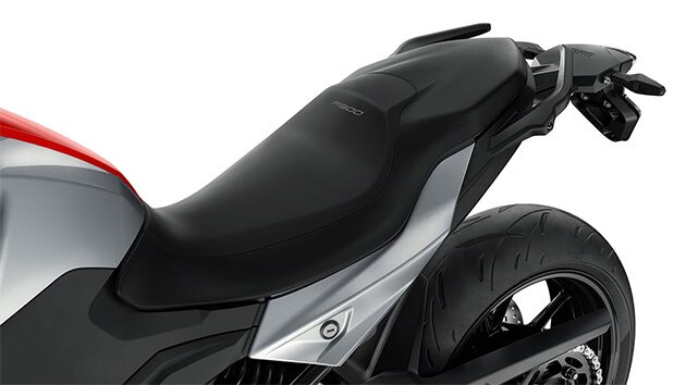 Näeme F 900 R-i istet. See kohandub kõigi sõitjate järgi tänu kuuele istmekõrgusele.