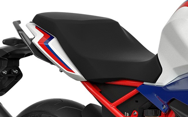 Näeme G 310 R-i ergonoomilist istet.