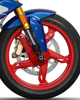 Näeme G 310 R-i valualumiiniumist velge.