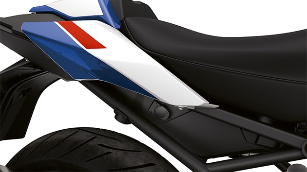 12 V laadimispesa R 1250 RS-i tagaküljel