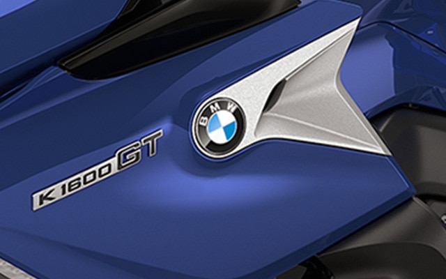 K 1600 GT toonis Light White / Racing Blue metallik / Racing Red.