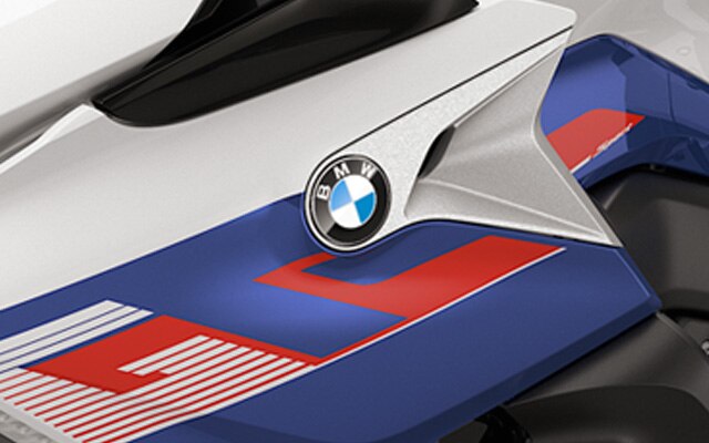 K 1600 GT toonis Light White / Racing Blue metallik / Racing Red.