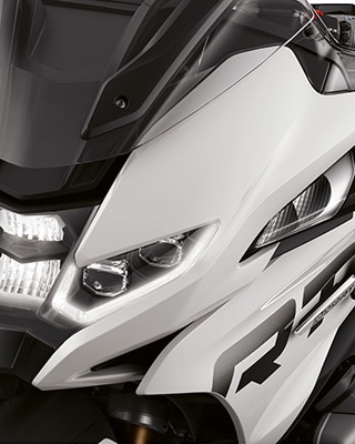 Näeme R 1250 RT uut esiosa koos LED-esitulega.