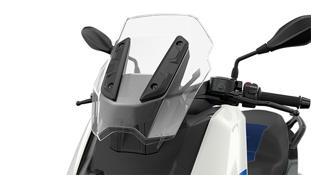 Näeme C 400 X-i tuuleklaasi.