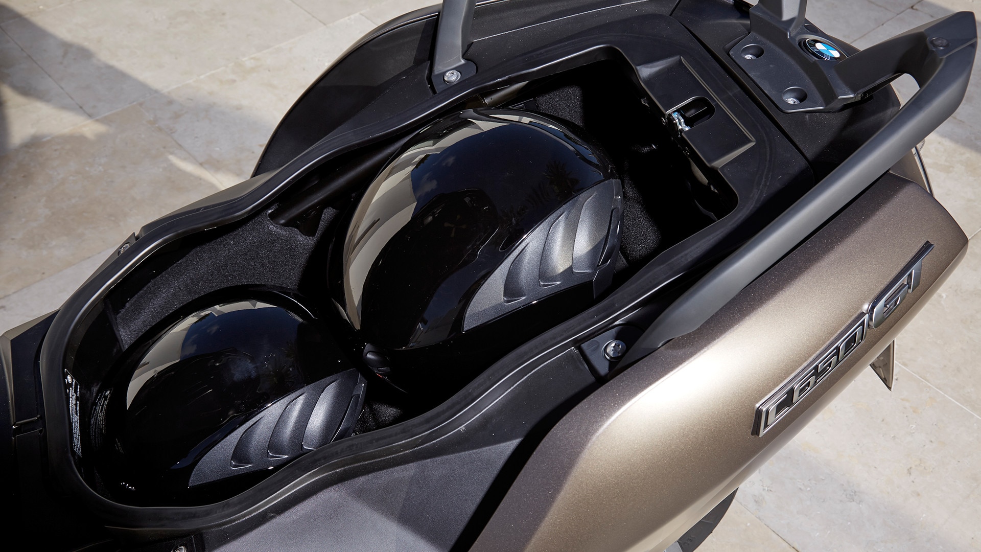 C 650 GT storage space